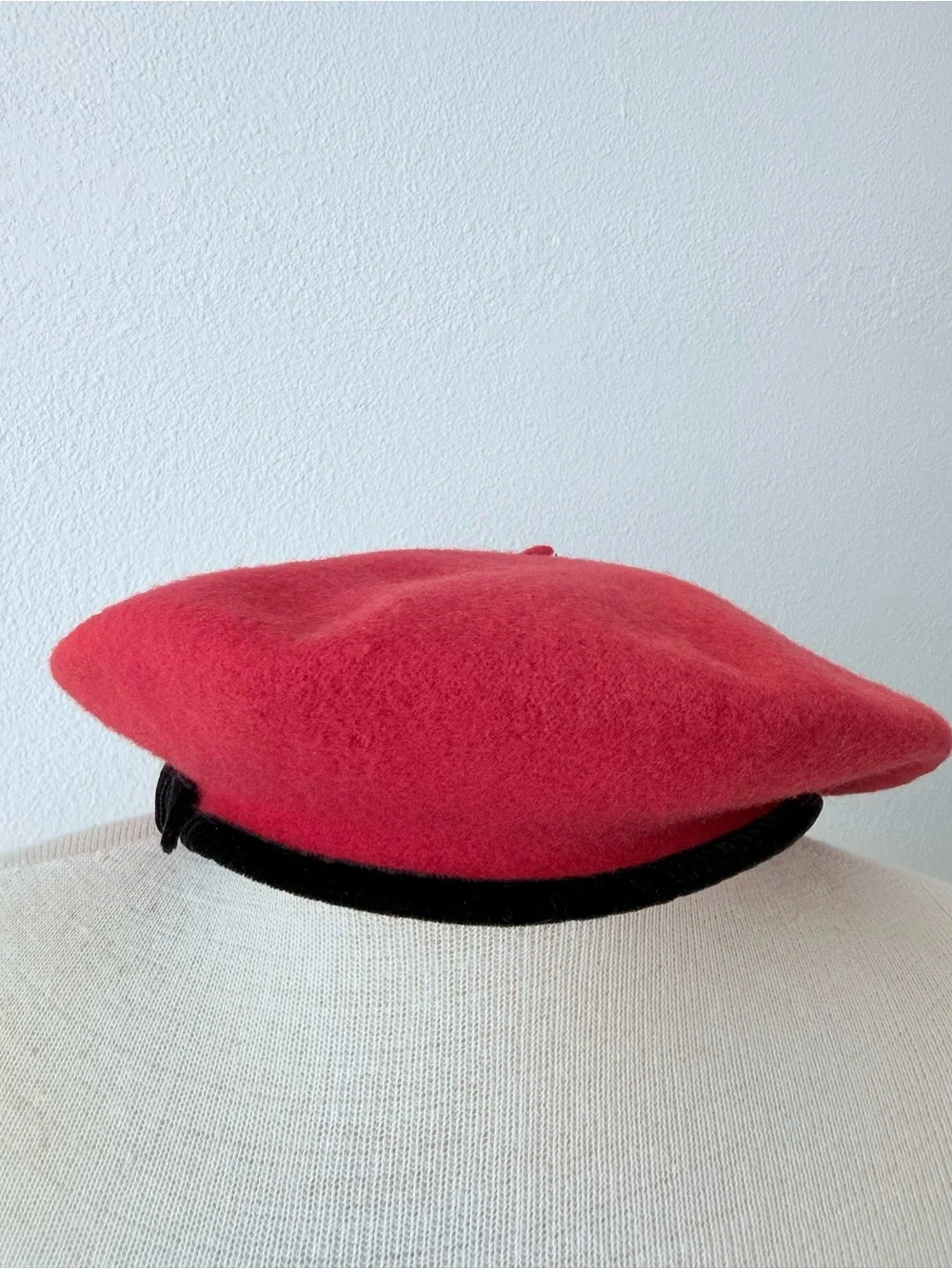 VTG GAP Red Wool Beret Hat Black Velvet Trim Bow Made in England S/M 80s/90s